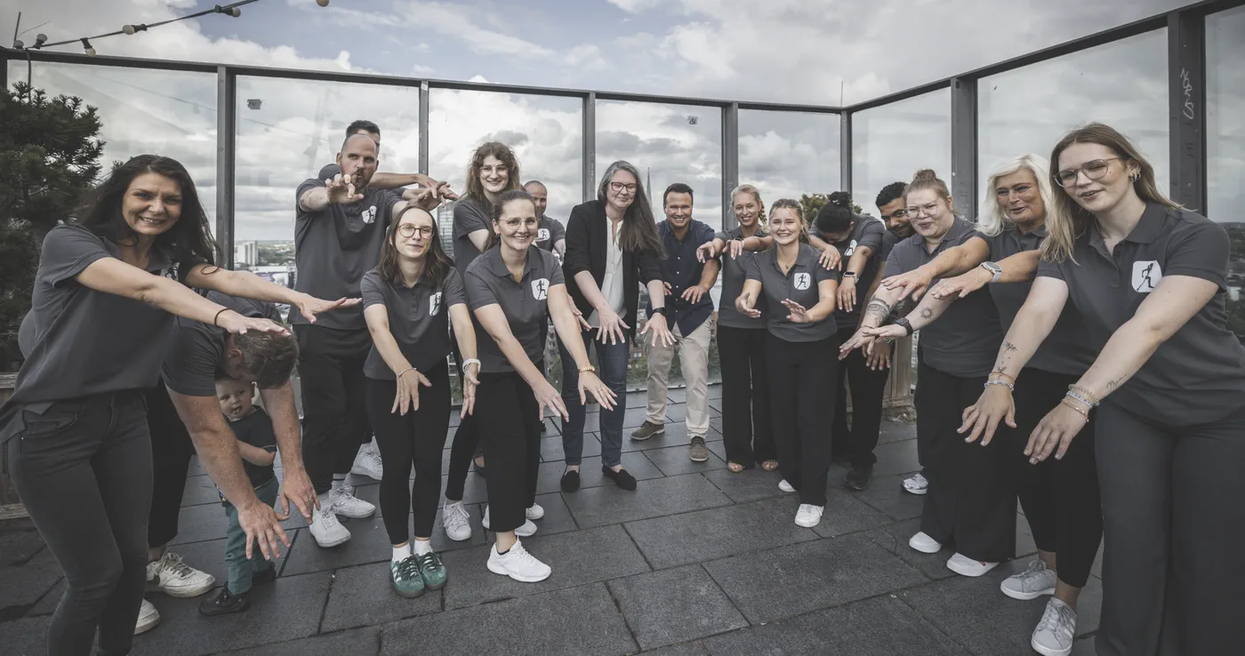 Das Team der rehaMED bei einer gemeinsamen Dehnübung über den Dächern von Dortmund